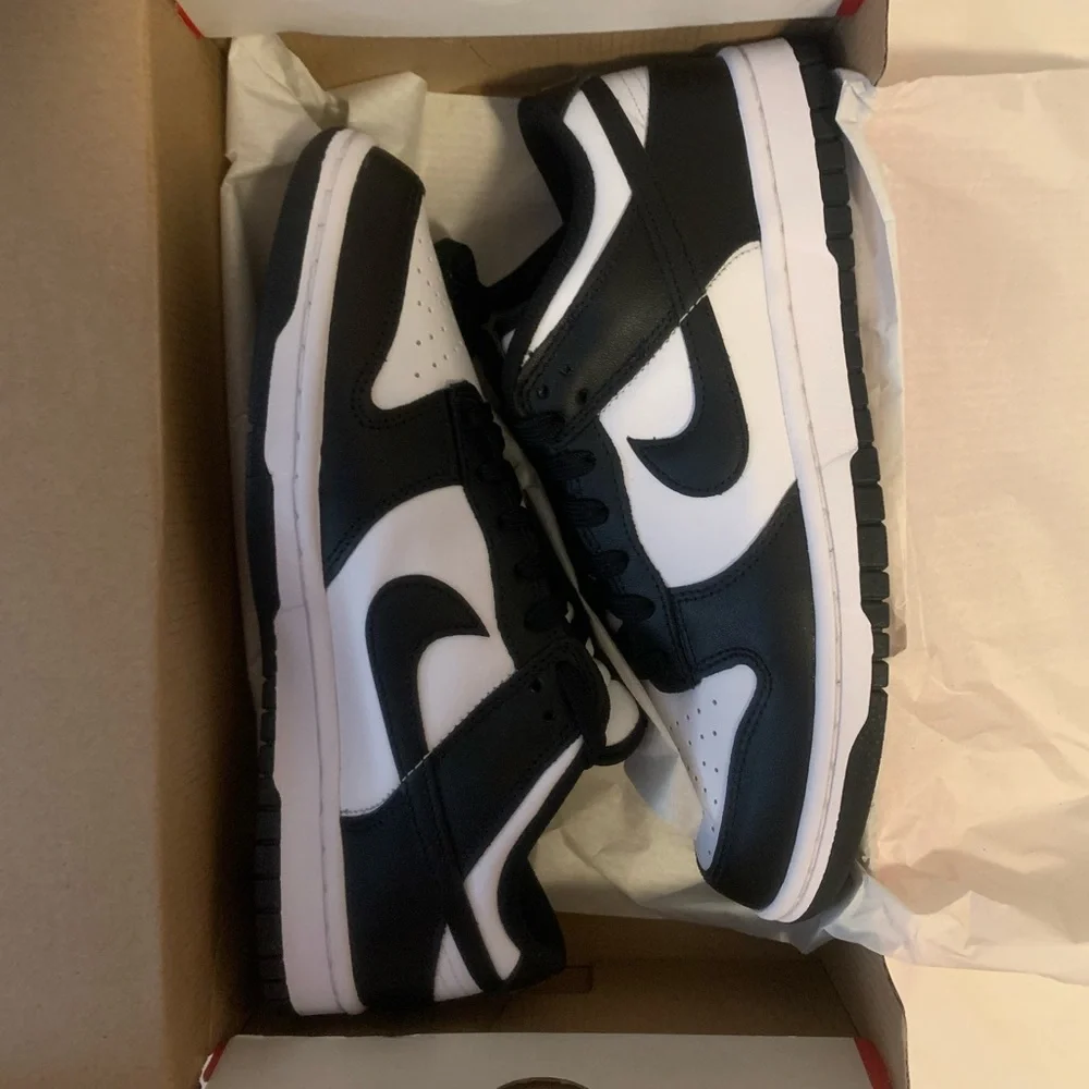 Nike panda dunks - Picture 1 of 5